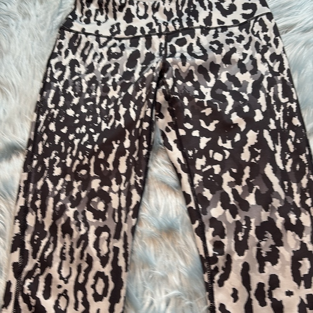 Zella Grey Black Leopard Print Capri Leggings sz S - Picture 3 of 6